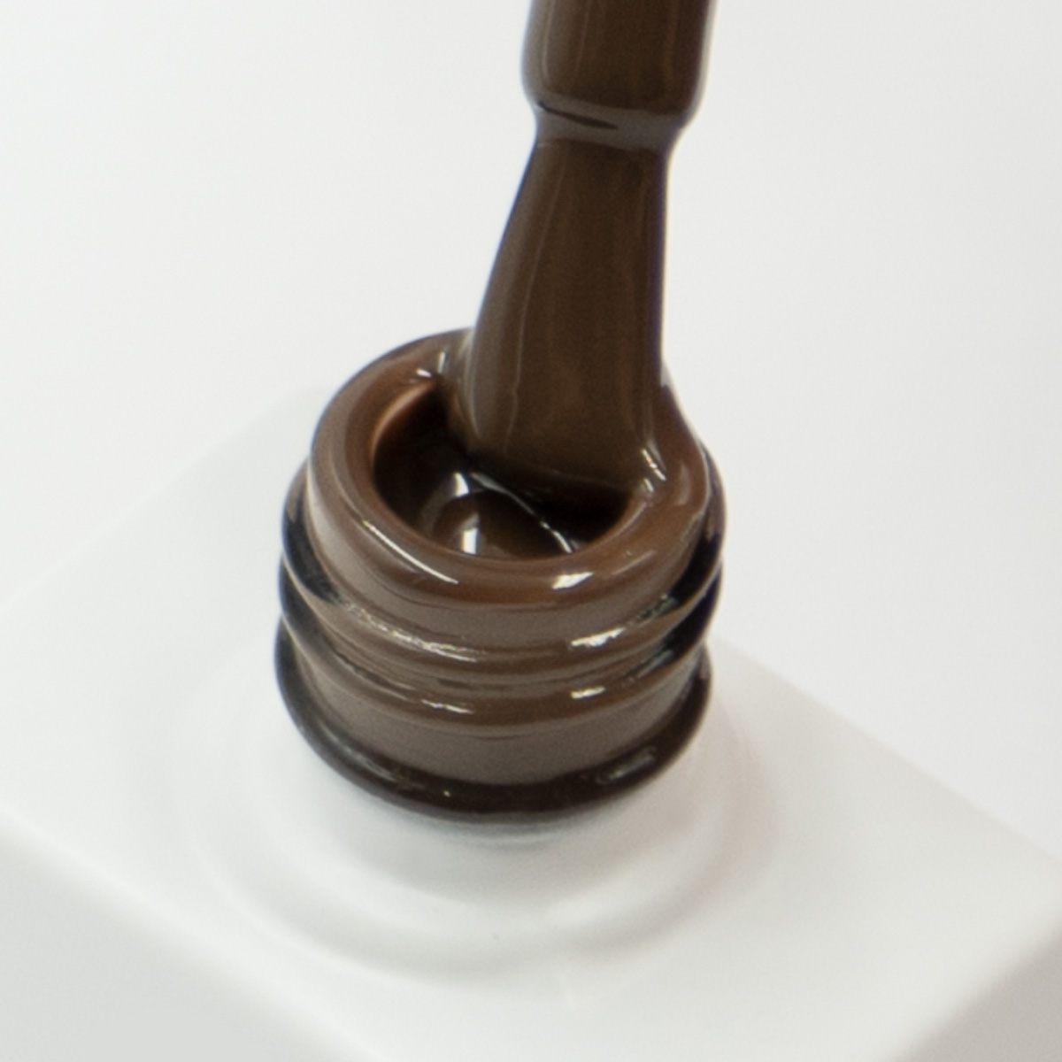 Lakier hybrydowy No. 183 - w odcieniu kakaowym - pędzelek zanurzony w lakierze