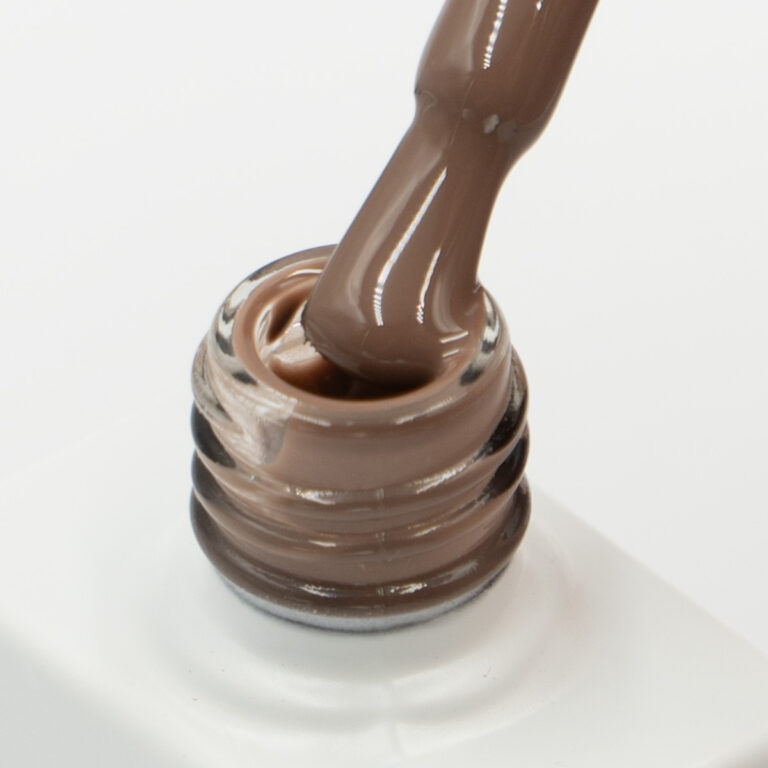 Lakier hybrydowy No. 184 - w odcieniu ICE COFFEE - pędzelek zanurzony w lakierze