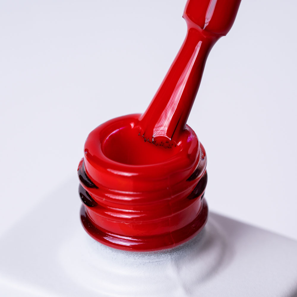 Lakier hybrydowy No 035 – Czerwony Elegancki na pędzelku Lakier hybrydowy No. 035 - elegancki czerwony - pędzelek zanurzony w lakierze