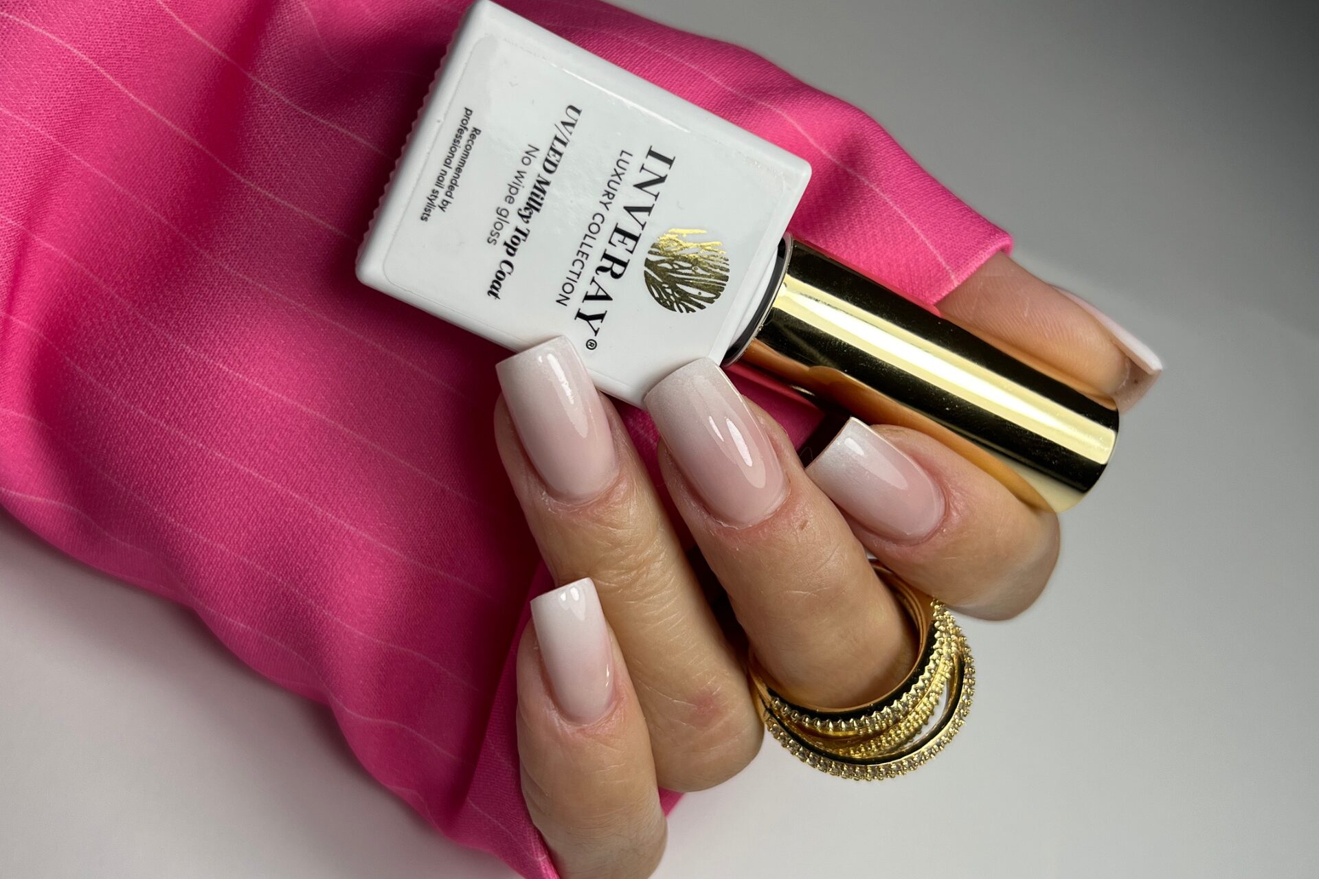 Baby boomer paznokcie - elegancki manicure z delikatnym ombre od bieli do różu, krok po kroku