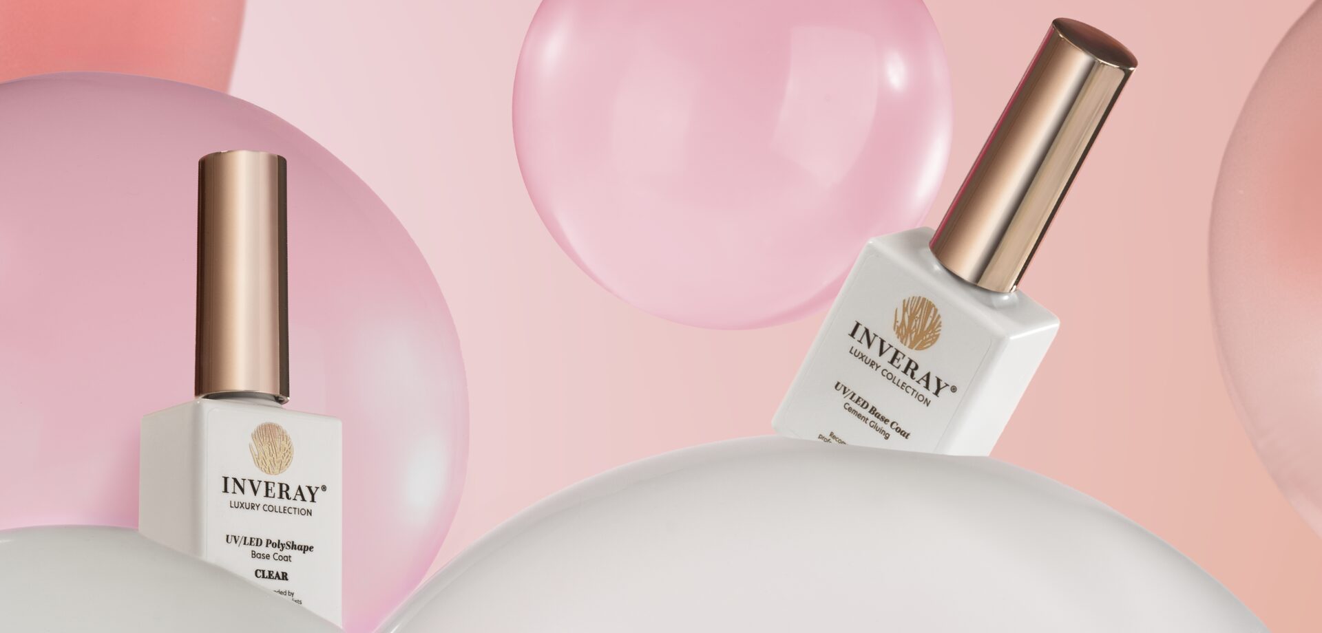 Najczęściej zadawane pytania 1. Czy clean girl nails muszą być różowe? Nie. Możesz wybrać mleczną biel, nude, beż, kremowy kolor lub transparentny odcień. Liczy się przede wszystkim naturalny efekt. 2. Czy clean girl nails pasują do krótkich paznokci? Tak. Clean girl nails short świetnie wyglądają na krótkiej płytce. Mleczny róż, nude i półtransparentne bazy dodatkowo podkreślają jej naturalny wygląd. 3. Jaki kształt najlepiej pasuje do clean girl nails? Najczęściej wybiera się owal, migdał oraz soft square. Ostatecznie jednak kształt warto dopasować do naturalnej płytki i długości paznokci. 4. Jakie lakiery wybrać do clean girl nails? Najlepiej sprawdzą się delikatne róże, mleczne biele, nude, beże i półtransparentne odcienie. Dobrym rozwiązaniem są także mleczne bazy INVERAY, takie jak Base Coat Builder in a Bottle Milky White lub Natural Vibes WOOL, CASHMERE, VICARA, SISAL i LINEN to delikatne, mleczne, nude i neutralne odcienie idealne do subtelnych, naturalnych stylizacji. 5. Czy można zrobić clean girl nails bez lakieru hybrydowego? Tak. Możesz pozostawić naturalną płytkę lub zastosować klasyczny lakier. Jeśli wybierasz stylizację hybrydową, zadbaj przede wszystkim o prawidłowe przygotowanie paznokci. 6. Czy clean girl nails nadają się na specjalne okazje? Oczywiście. Ich subtelny charakter sprawia, że pasują zarówno do codziennych stylizacji, jak i eleganckich uroczystości.