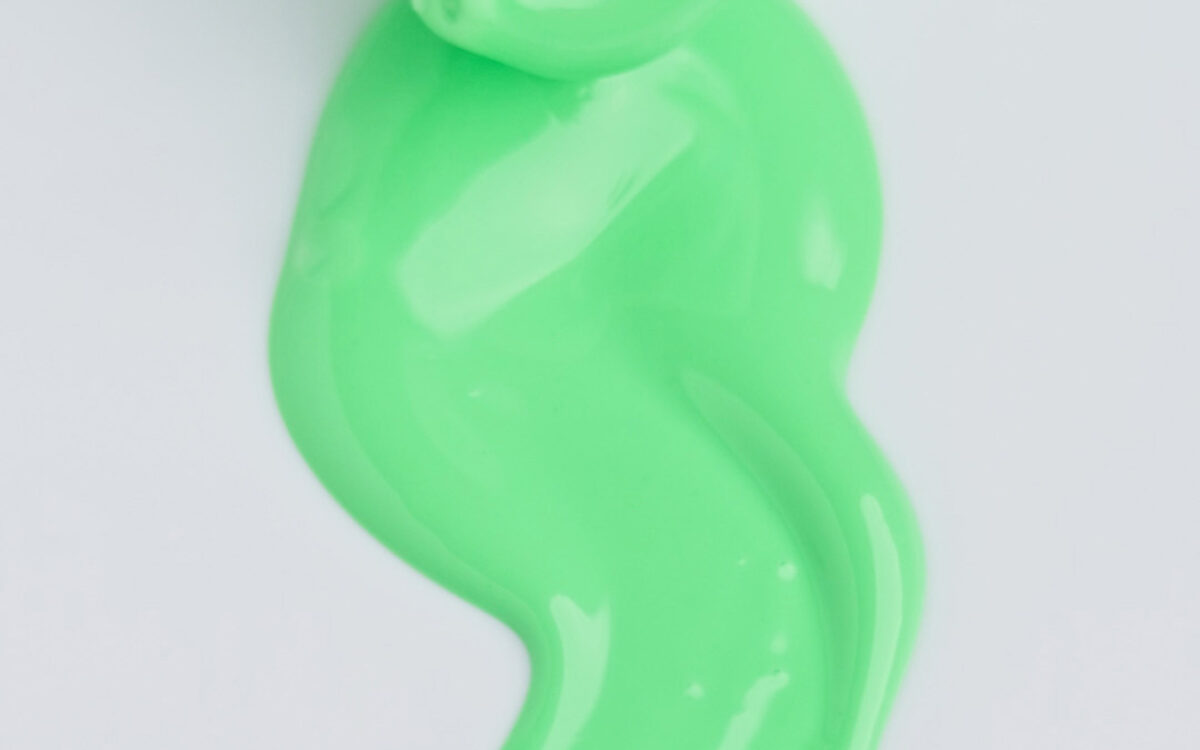 Modny pedicure neonowy lakierem hybrydowym