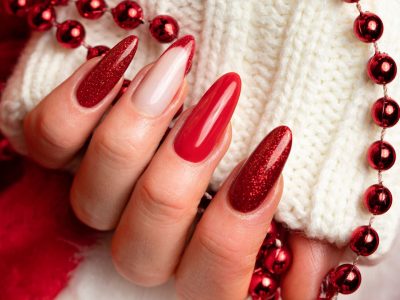 Świąteczny manicure hybrydowy – elegancka czerwień czy metaliczny błysk