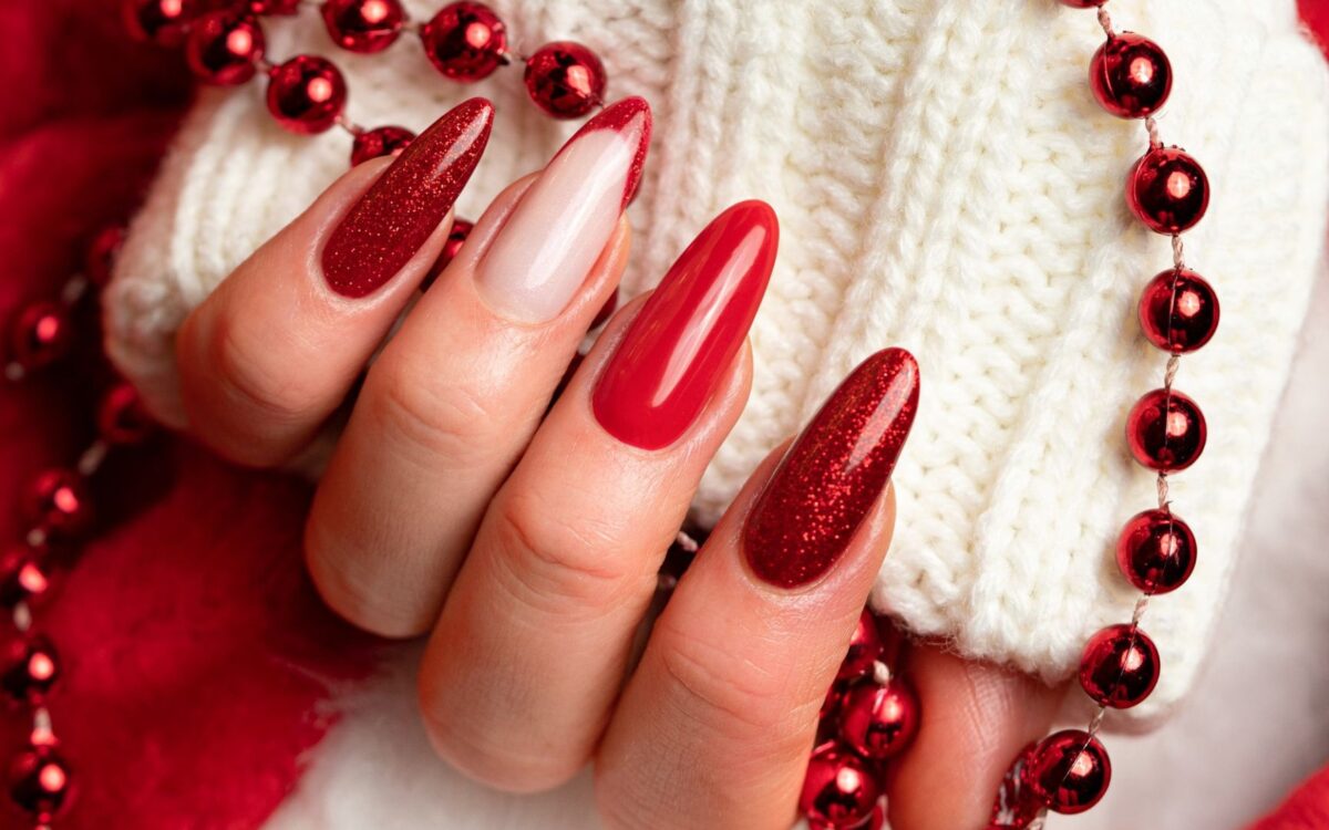 Świąteczny manicure hybrydowy – elegancka czerwień czy metaliczny błysk?