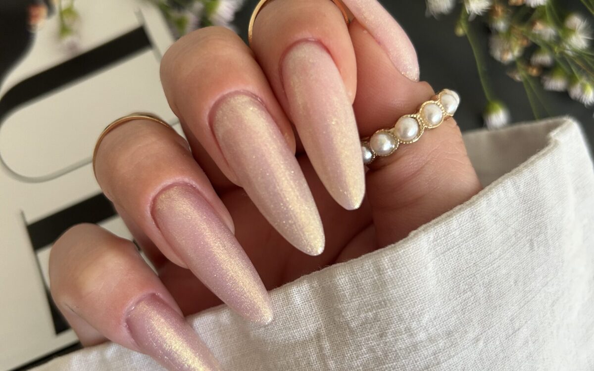 Lakier hybrydowy z drobinkami