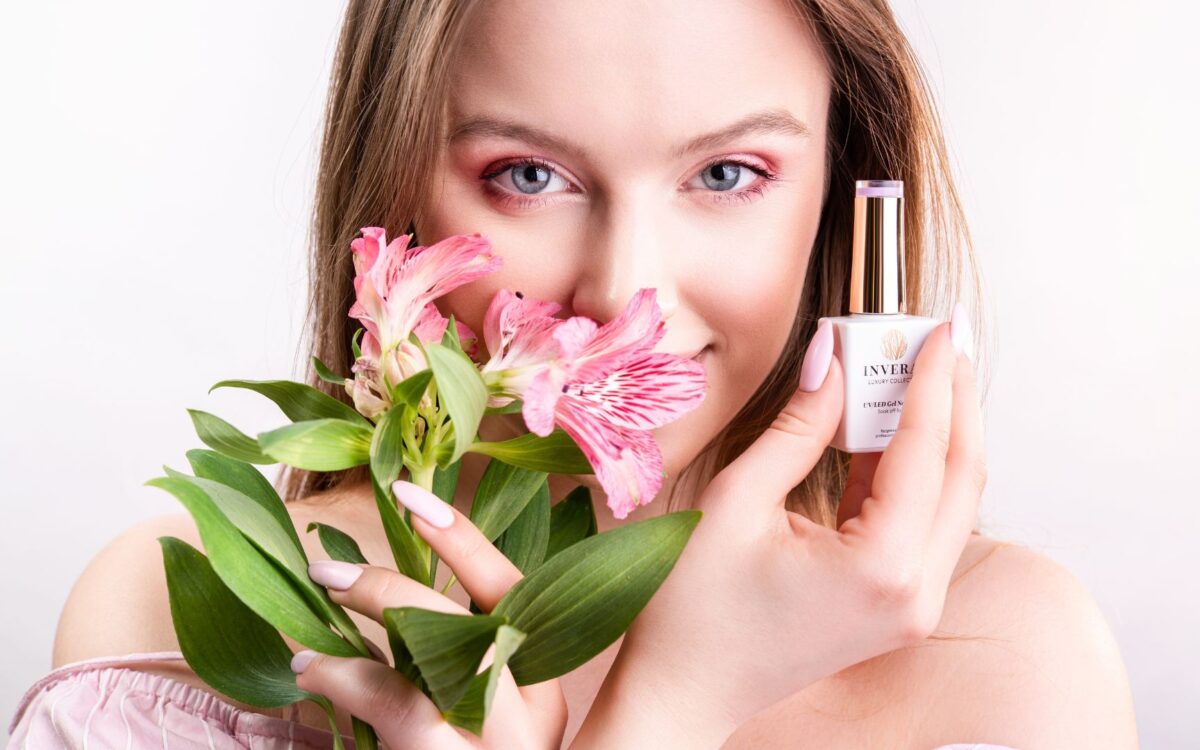 Delikatny manicure hybrydowy na każdą okazję
