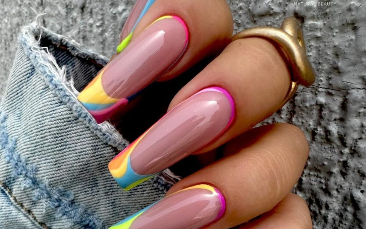 Kolorowy french manicure na końcówkach paznokci