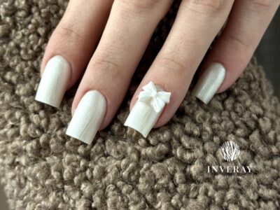 Mleczne paznokcie milky nails -- delikatny mlecznobiały manicure, inspiracje i kolory hybrydowe