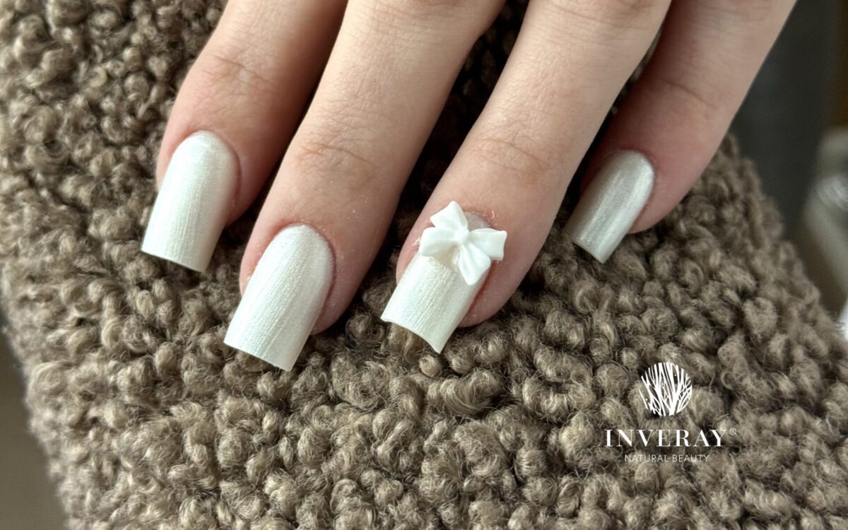 Mleczne paznokcie milky nails -- delikatny mlecznobiały manicure, inspiracje i kolory hybrydowe