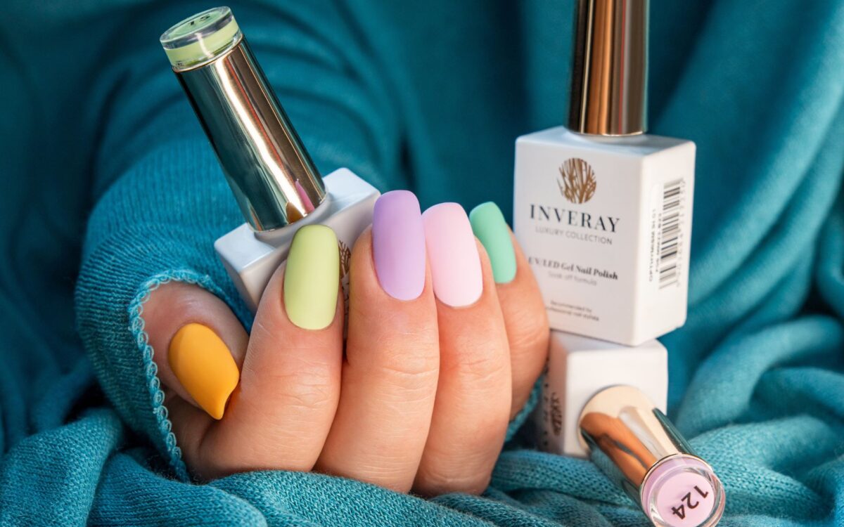 Modne odcienie lakierów hybrydowych wiosna lato 2023