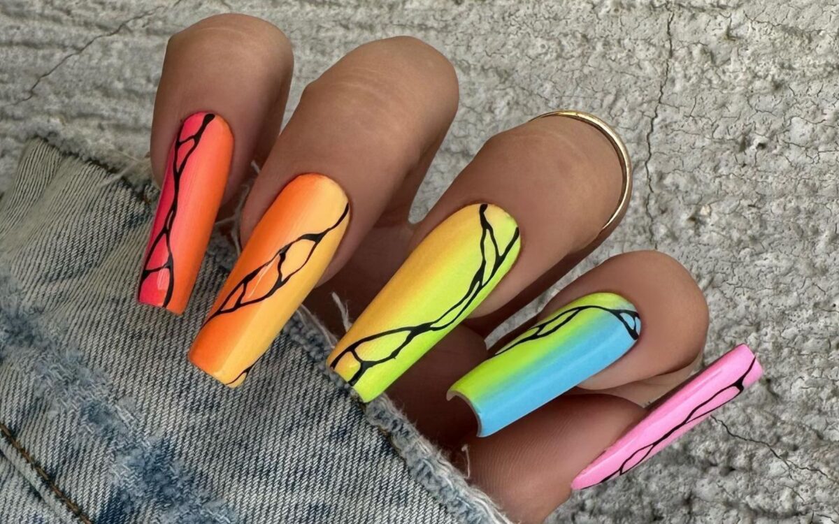 Neonowe ombre na paznokciach