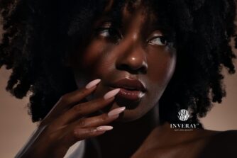 alt zdjęcia: nude i mleczny manicure hybrydowy – naturalne stylizacje paznokci na co dzień 