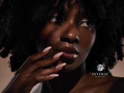 alt zdjęcia: nude i mleczny manicure hybrydowy – naturalne stylizacje paznokci na co dzień 