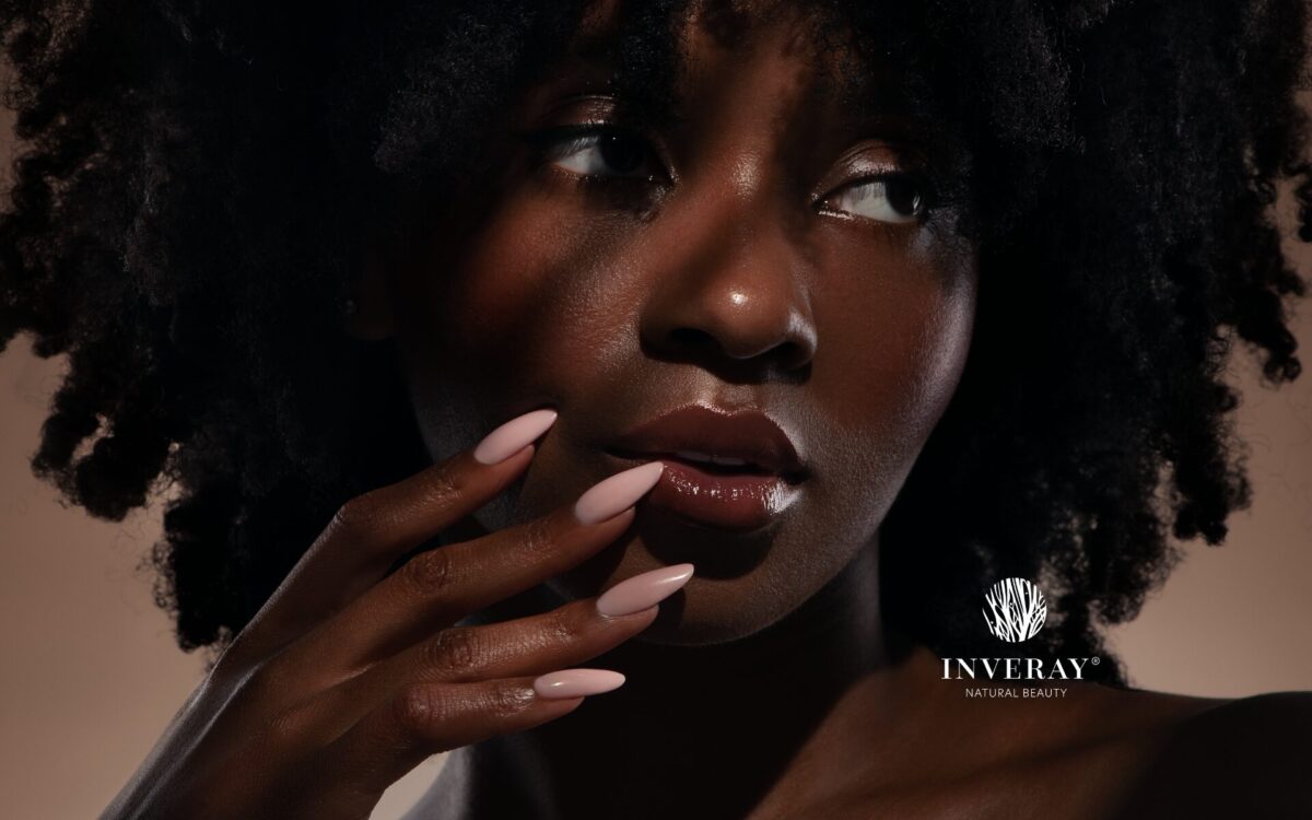 alt zdjęcia: nude i mleczny manicure hybrydowy – naturalne stylizacje paznokci na co dzień 