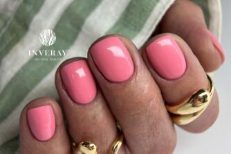 różowy i fioletowy lakier hybrydowy na paznokciach - stylizacje na różne okazje