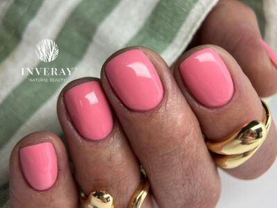 różowy i fioletowy lakier hybrydowy na paznokciach - stylizacje na różne okazje