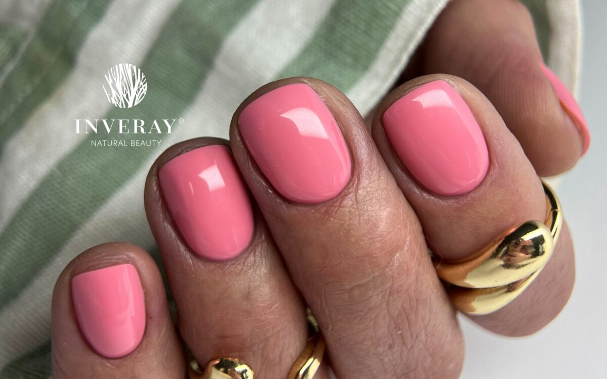 różowy i fioletowy lakier hybrydowy na paznokciach - stylizacje na różne okazje