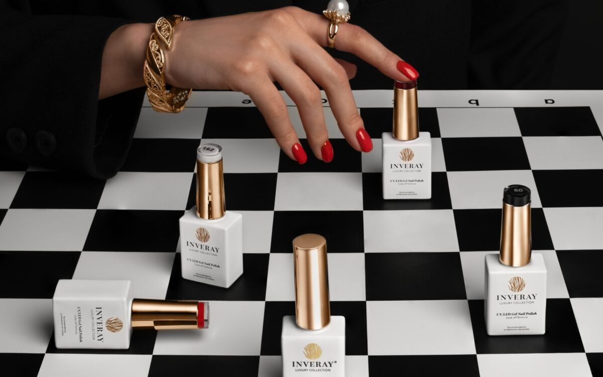 uczestniczka szkolenia manicure hybrydowego w trakcie ćwiczeń