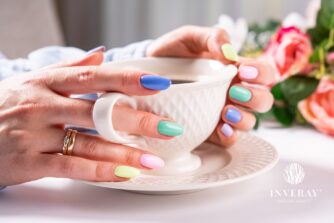 Zielona bakteria na paznokciu pod hybrydą- objawy, przyczyny i jak się pozbyć infekcji