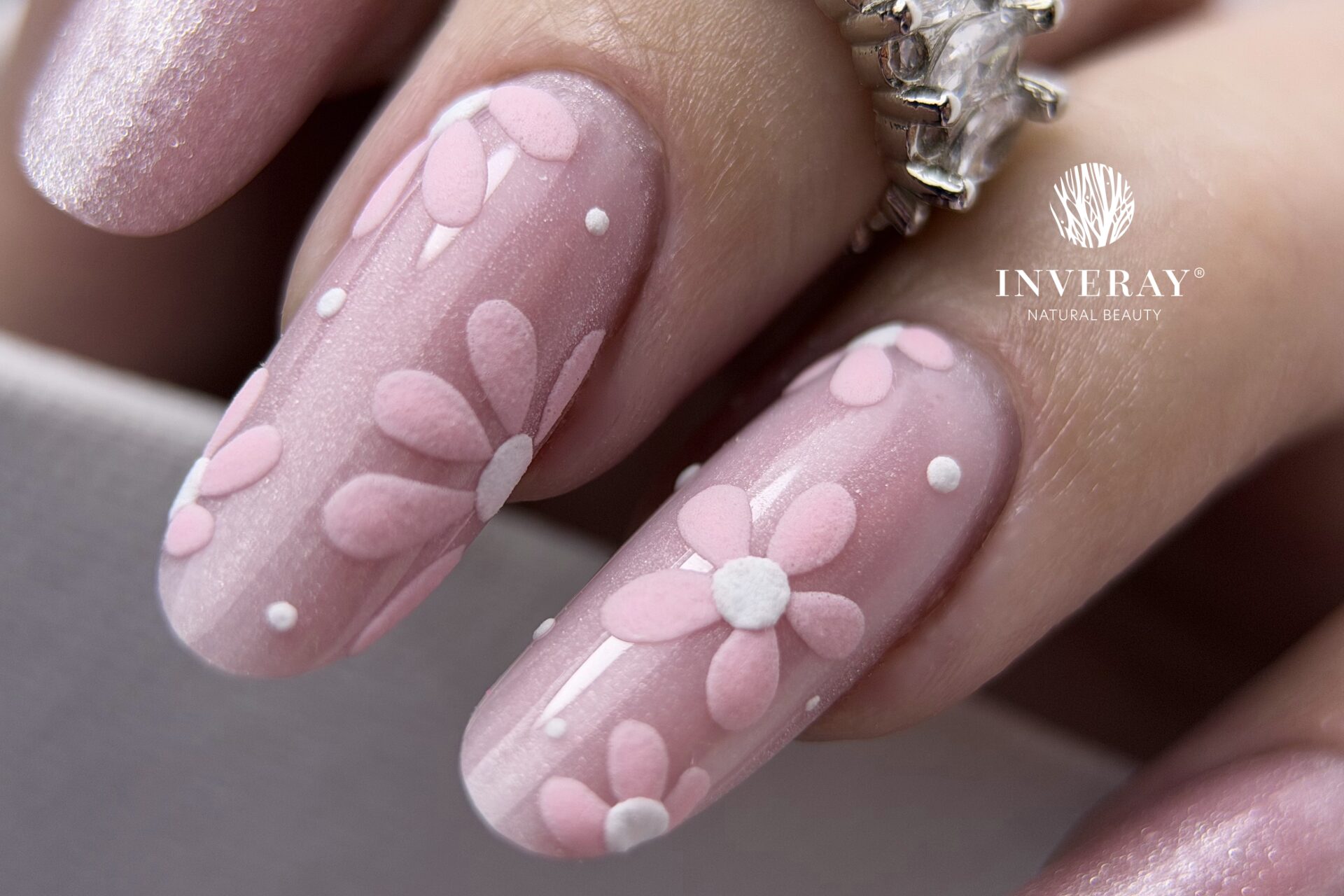 kwiaty na paznokciach -- floral nails inspiracje na wiosnę, wzory kwiatowe hybryda