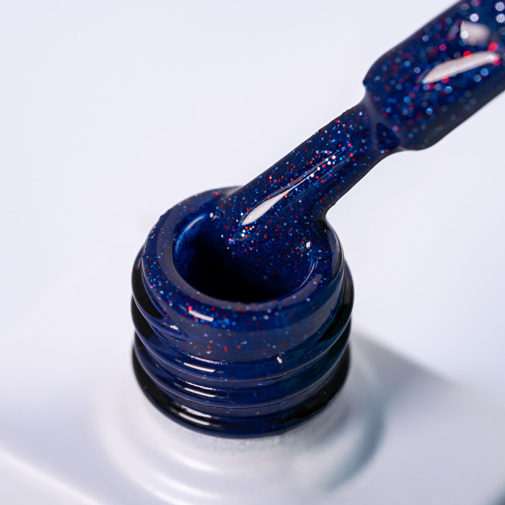 Lakier hybrydowy No. 065 - granatowy z czerwonymi drobinkami - pędzelek zanurzony w lakierze