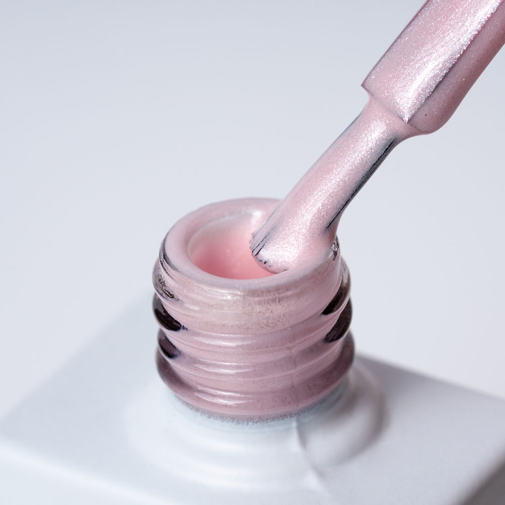 Lakier hybrydowy No. 119 - w odcieniu jasnoróżowym metalicznym - pędzelek zanurzony w lakierze