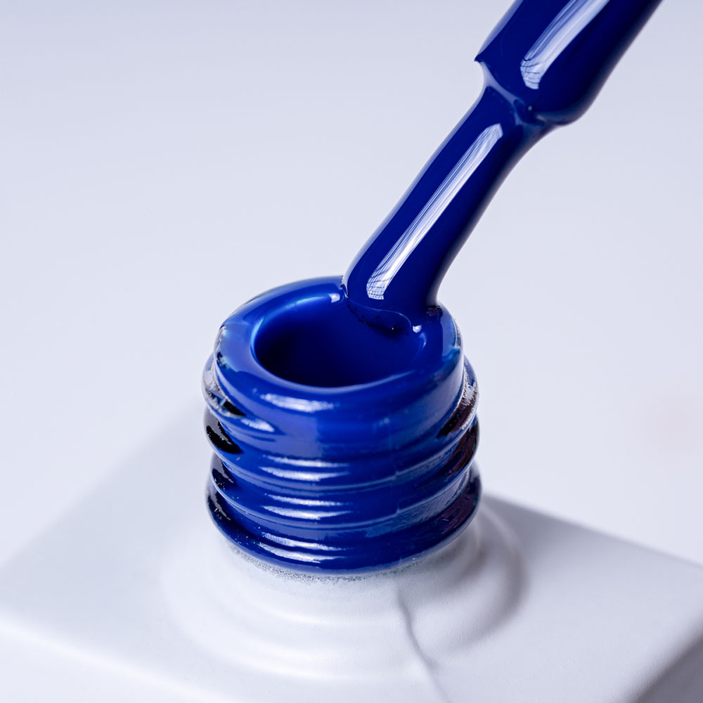 Lakier hybrydowy No. 138 - w odcieniu persian blue - pędzelek zanurzony w lakierze