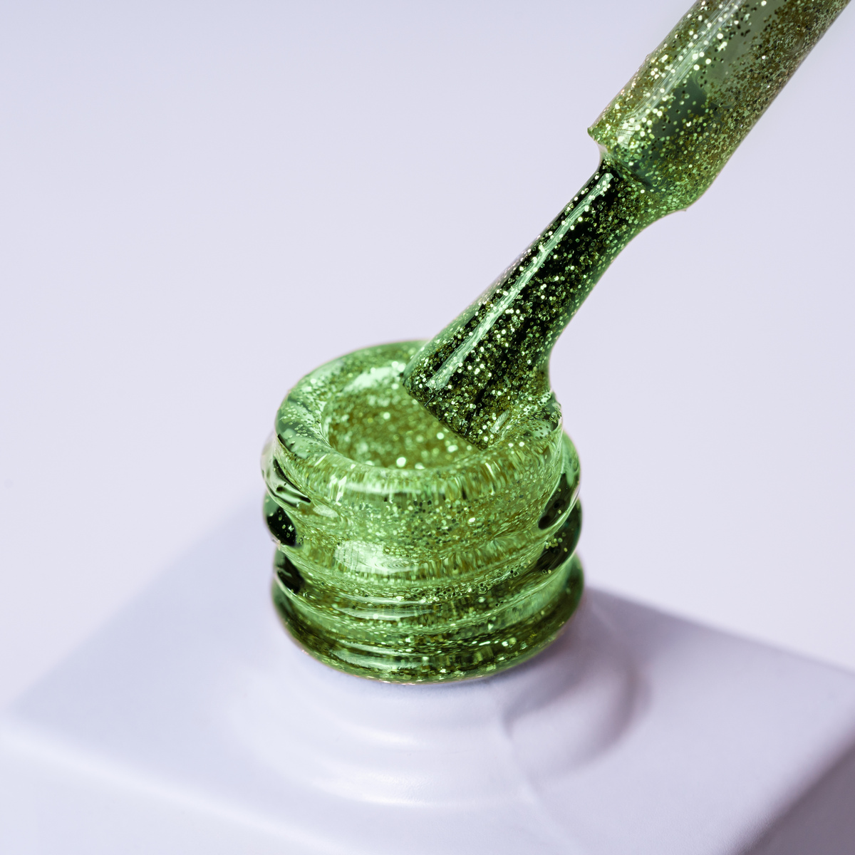 Lakier hybrydowy No. 141 - w odcieniu jasnozielonym - pędzelek zanurzony w lakierze