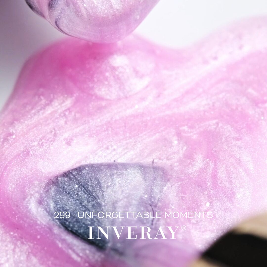lakier-hybrydowy-inveray-299-perlowy-rozowy-lakier-na-pedzelku Lakier hybrydowy No 299 – w odcieniu perłowego jasnego różu – pędzelek zanurzony w lakierze