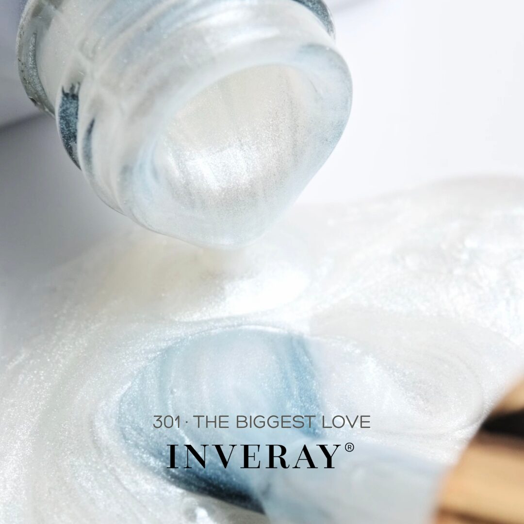 lakier-hybrydowy-inveray-301-perlowy-bialy-lakier-na-pedzelku Lakier hybrydowy No 301 – w odcieniu perłowej bieli – pędzelek zanurzony w lakierze