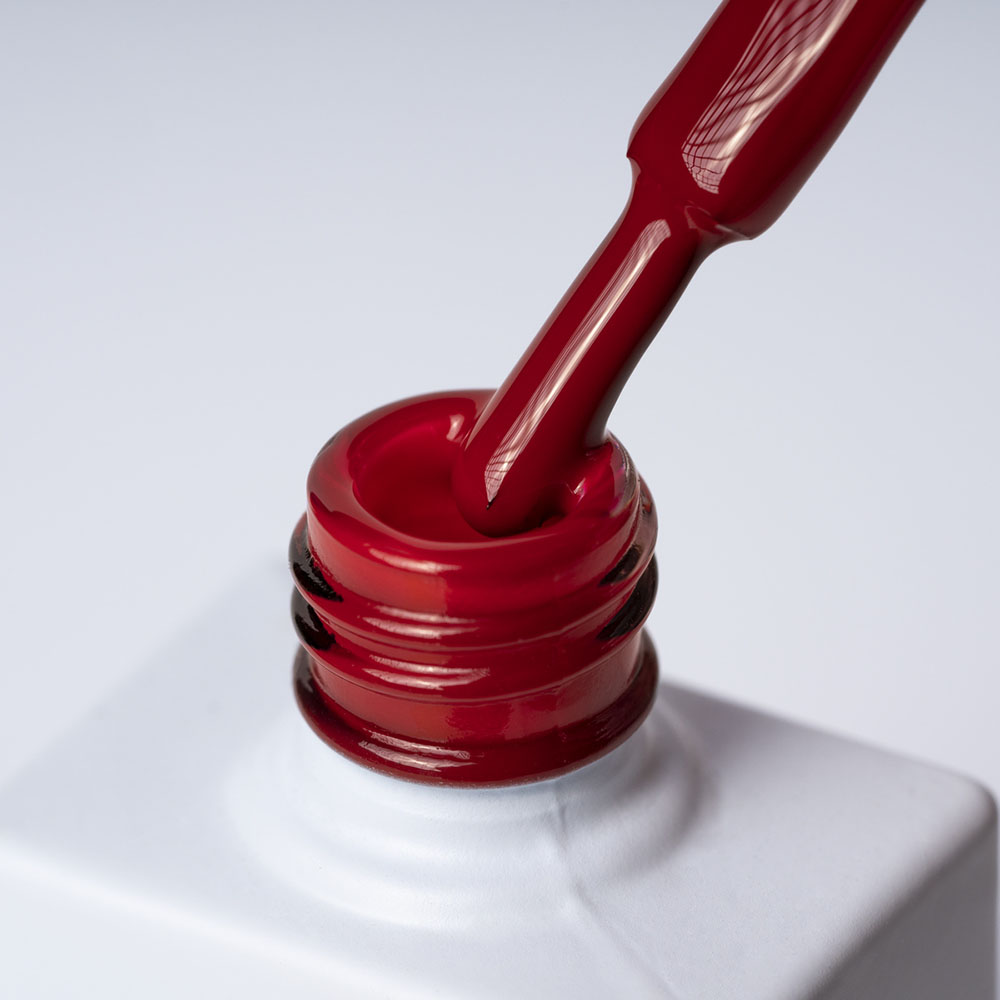 Lakier hybrydowy No. 097 - w odcieniu klasyczna czerwień - pędzelek zanurzony w lakierze