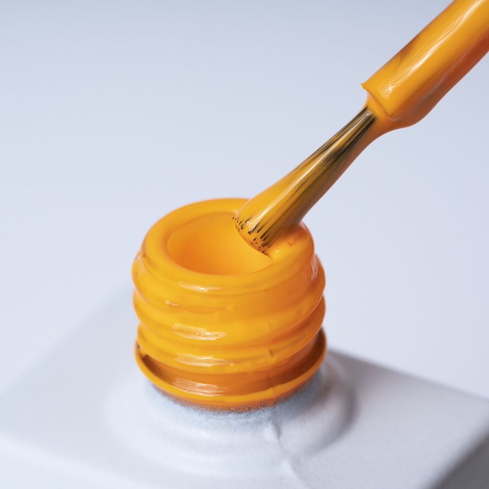 Lakier hybrydowy No. 001 - w odcieniu neonowy pomarańczowy - pędzelek zanurzony w lakierze