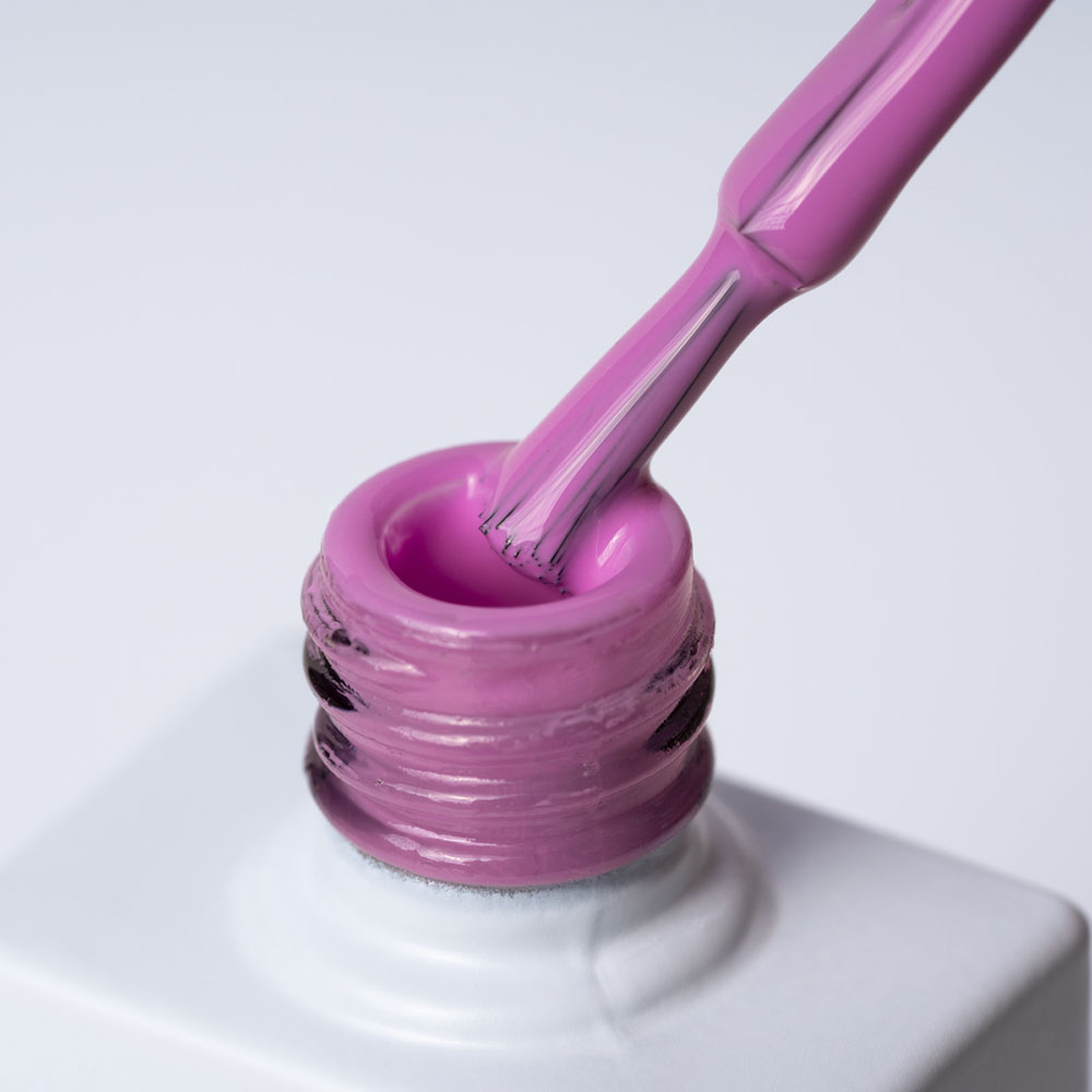 Lakier hybrydowy No 004 – fiołkowy na pędzelku Lakier hybrydowy No. 004 - w odcieniu fiołkowym - pędzelek zanurzony w lakierze