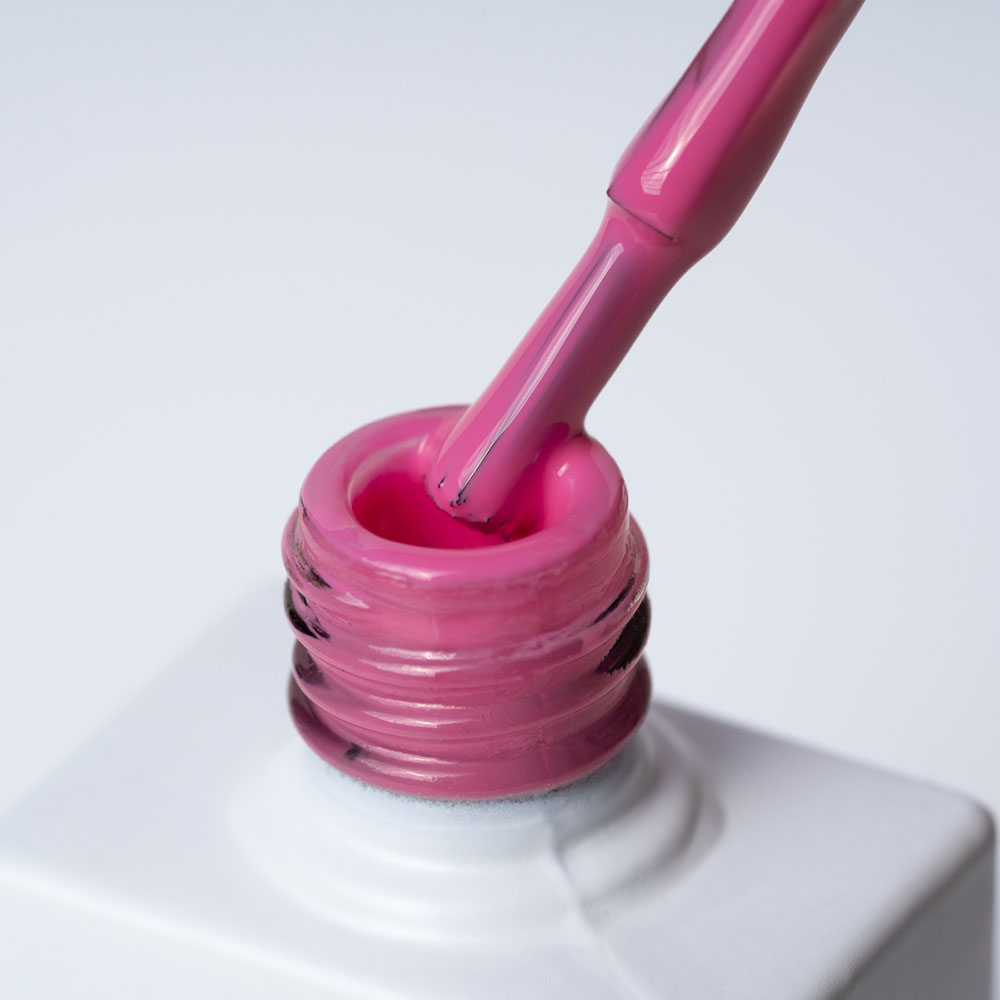 Lakier hybrydowy No. 005 - w odcieniu różowym - pędzelek zanurzony w lakierze