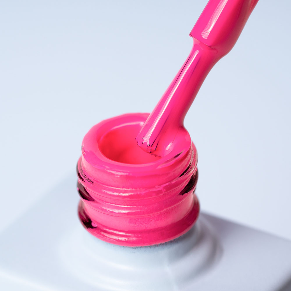 Lakier hybrydowy No. 006 - w odcieniu neonowy różowy - pędzelek zanurzony w lakierze
