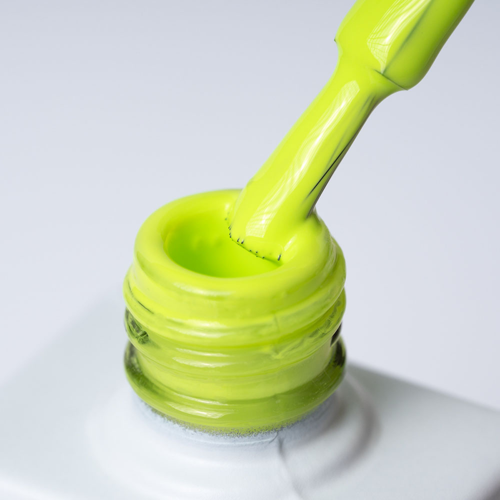 Lakier hybrydowy No 007 – jasnozielony neon na pędzelku Lakier hybrydowy No. 007 - w odcieniu jasnozielony neonowy ENERGY - pędzelek zanurzony w lakierze