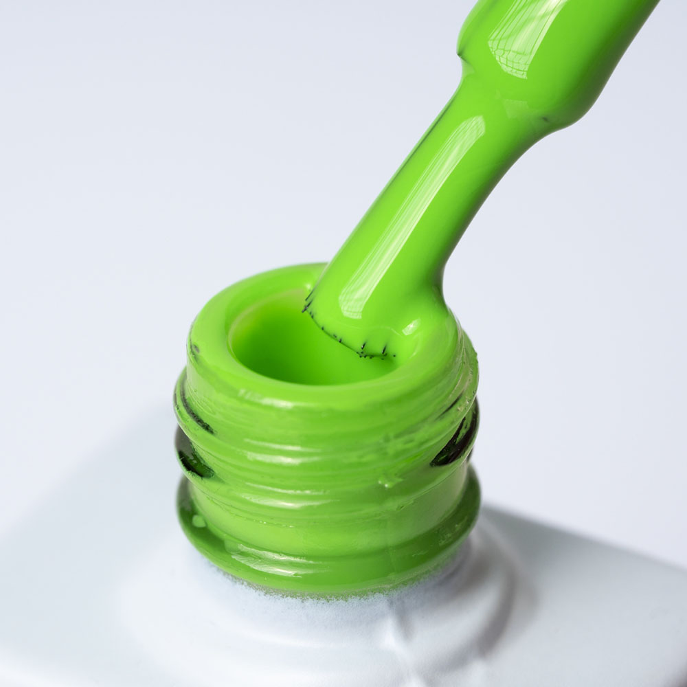 Lakier hybrydowy No. 008 - w odcieniu neonowego zielonego - pędzelek zanurzony w lakierze