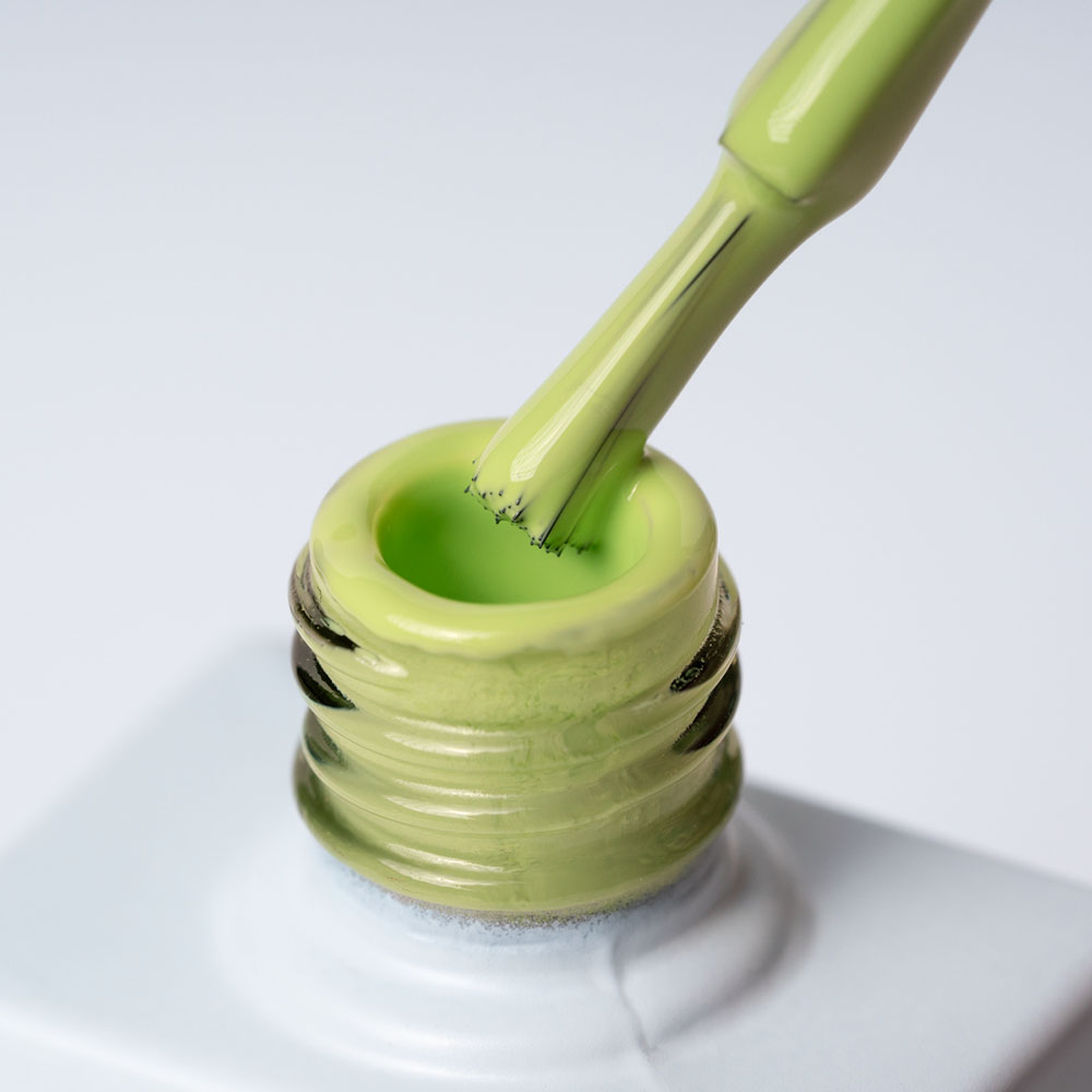 Lakier hybrydowy No. 015 - w odcieniu zielony trawiasty - pędzelek zanurzony w lakierze