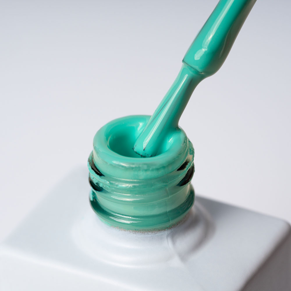 Lakier hybrydowy No. 016 - w odcieniu turkusowym - pędzelek zanurzony w lakierze