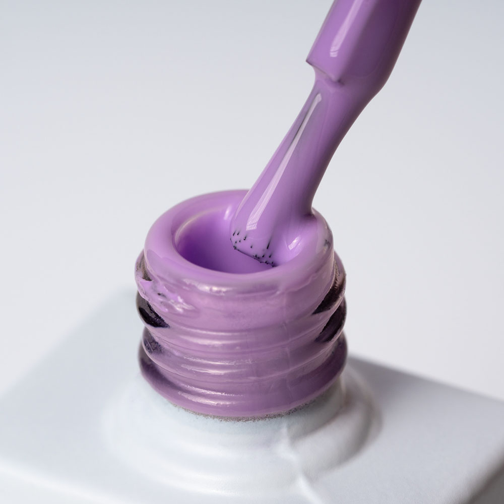 Lakier hybrydowy No. 017 - w odcieniu chłodny fioletowy - pędzelek zanurzony w lakierze