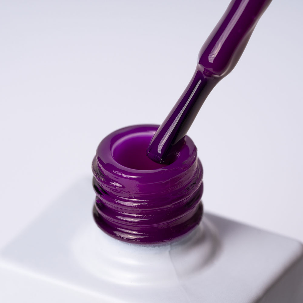 Lakier hybrydowy No. 018 - w odcieniu fioletowym purpurowym - pędzelek zanurzony w lakierze