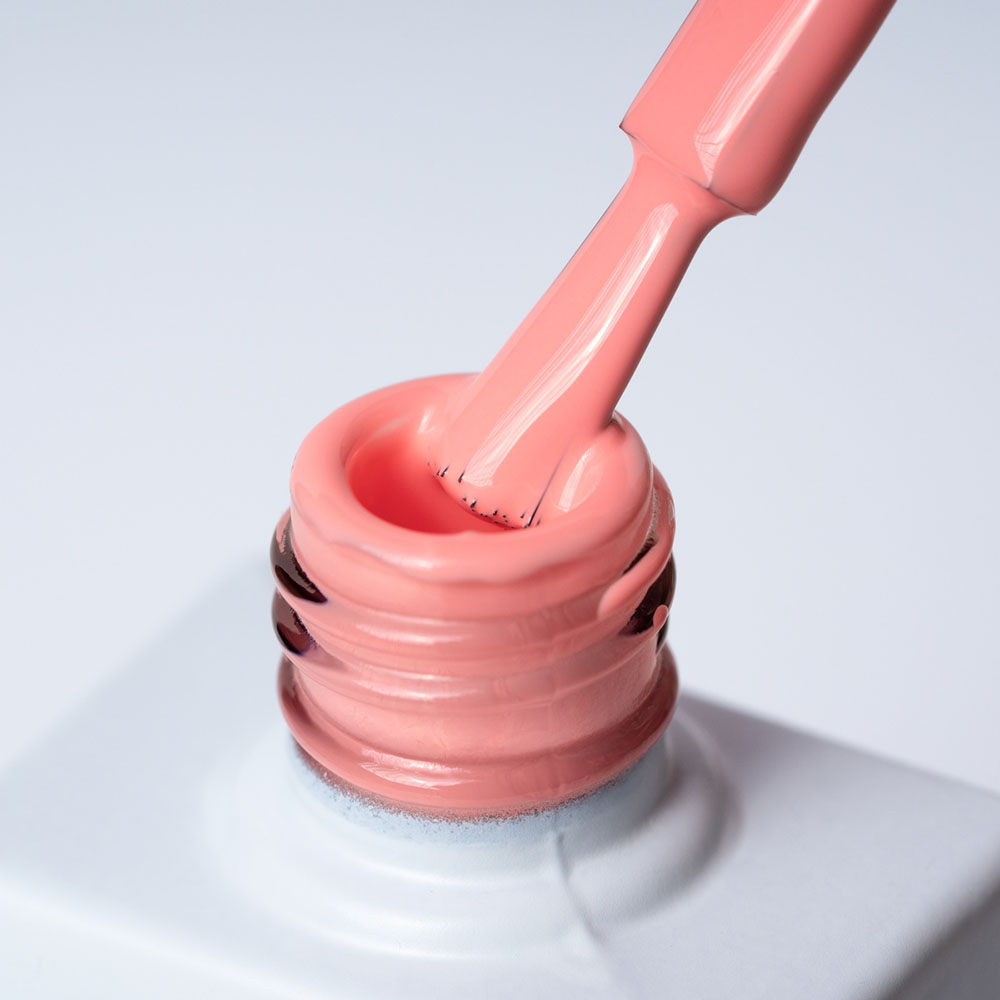 Lakier hybrydowy No 019 – Łososiowy na pędzelku Lakier hybrydowy No. 019 - w odcieniu łososiowym - pędzelek zanurzony w lakierze