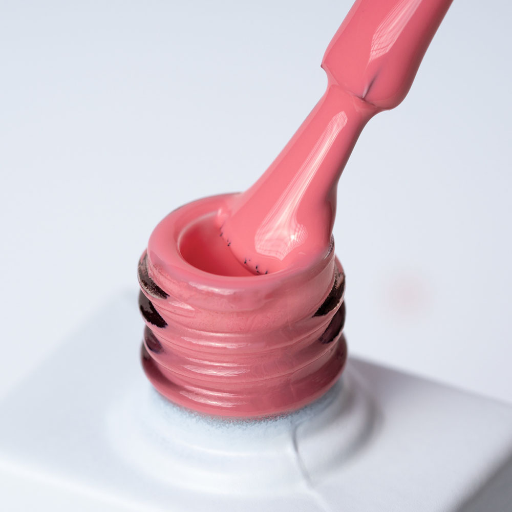 Lakier hybrydowy No 020 – różowy arbuzowystwórz na pędzelku Lakier hybrydowy No. 020 - w odcieniu różowy arbuzowy - pędzelek zanurzony w lakierze