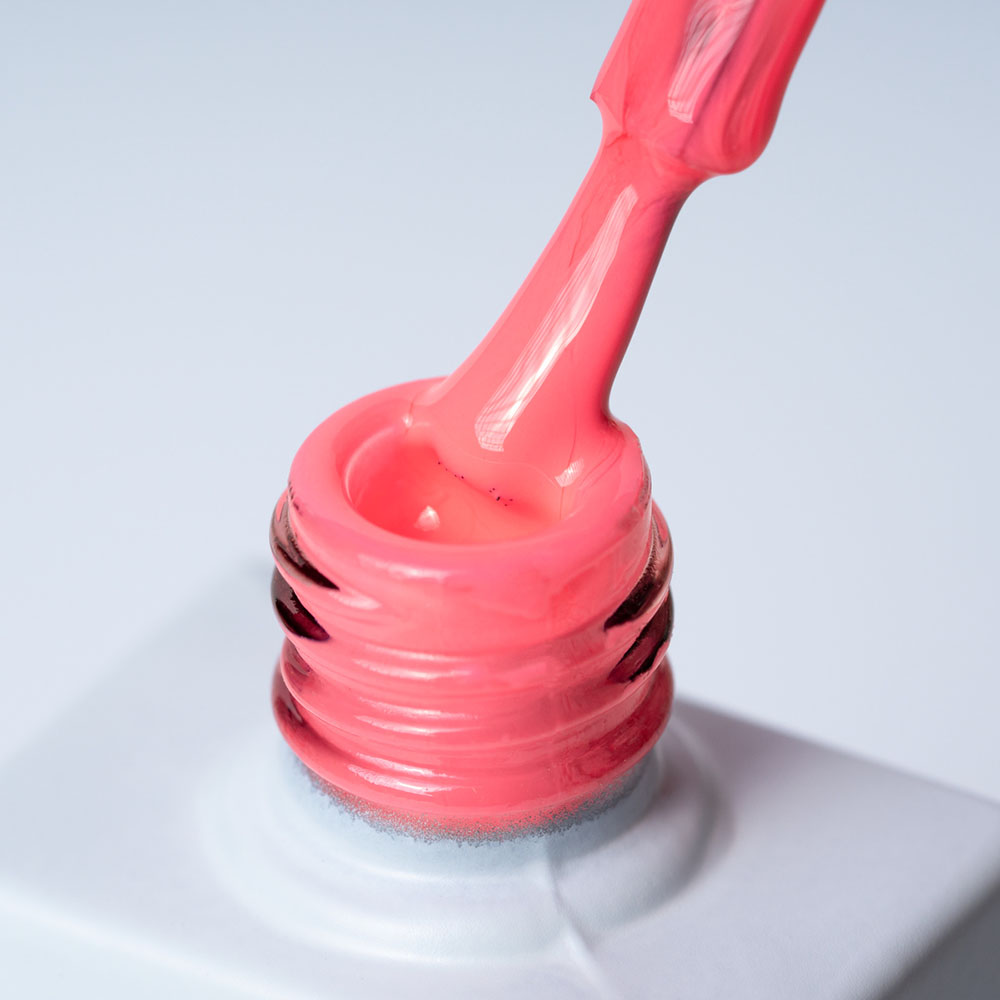 Lakier hybrydowy No. 021 - w odcieniu intensywnego różu - pędzelek zanurzony w lakierze