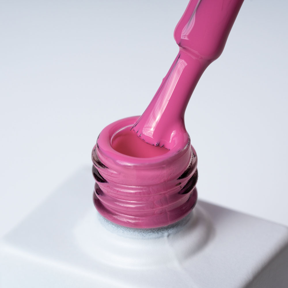 Lakier hybrydowy No 023 – Różowy na pędzelku Lakier hybrydowy No. 023 - w odcieniu różowy guma balonowa - pędzelek zanurzony w lakierze