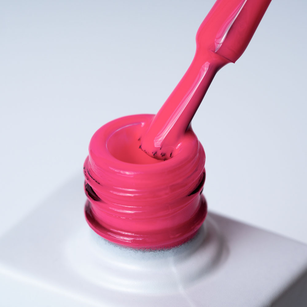 Lakier hybrydowy No 024 – Neonowy Róż na pędzelku Lakier hybrydowy No. 024 - w odcieniu neonowy róż - pędzelek zanurzony w lakierze