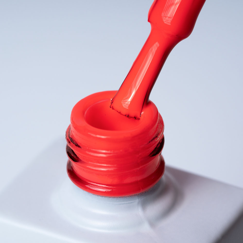 Lakier hybrydowy No. 026 - w odcieniu truskawkowego neonowego - pędzelek zanurzony w lakierze