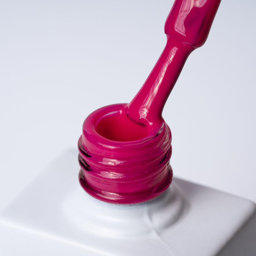 Lakier hybrydowy No. 028 - w odcieniu fuksjowy róż - pędzelek zanurzony w lakierze