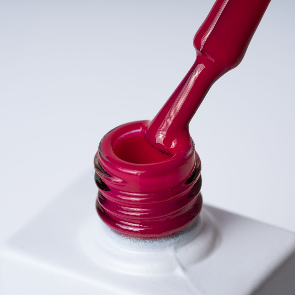 Lakier hybrydowy No. 029 - w odcieniu malinowym - pędzelek zanurzony w lakierze