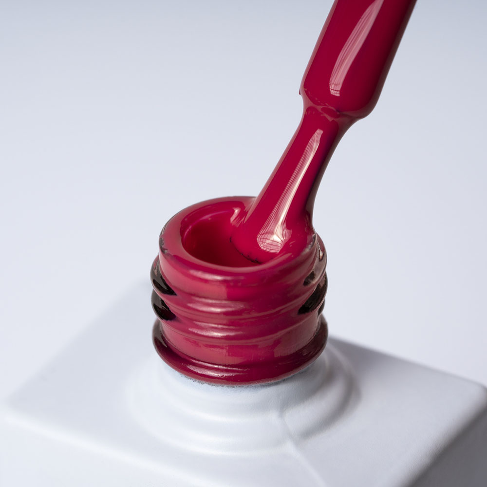 Lakier hybrydowy No. 030 - w odcieniu elegancki róż - pędzelek zanurzony w lakierze